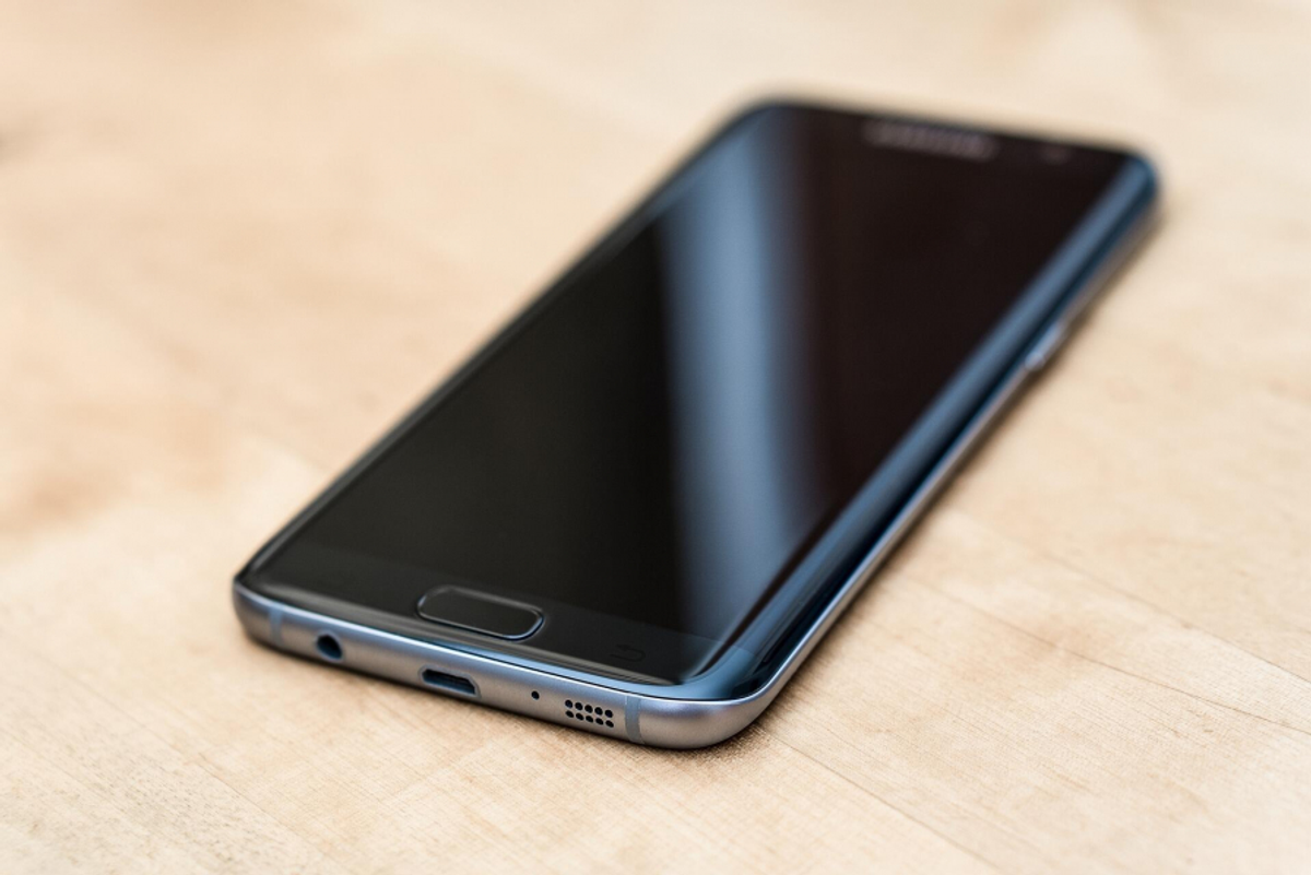 Smartphones: Galaxy S7, Moto Z2 Play ou Zenfone 4?