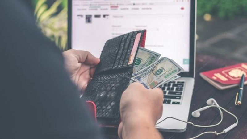 Melhor forma de gastar dinheiro no exterior cartão