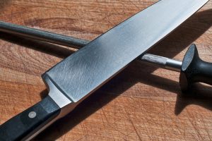 Amolador elétrico: facas afiadas sem trabalho