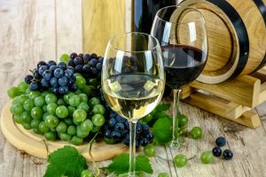 Qual a diferença entre vinho fino e vinho de mesa?
