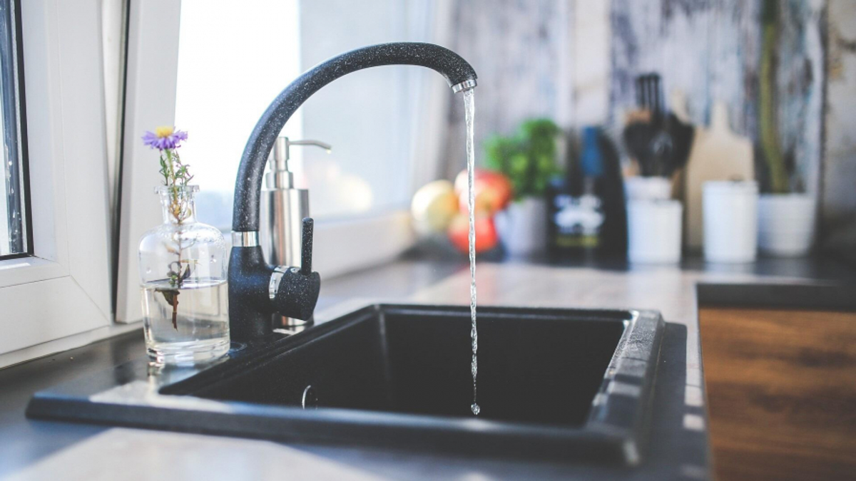 Torneira com água quente: um charme muito útil para sua cozinha