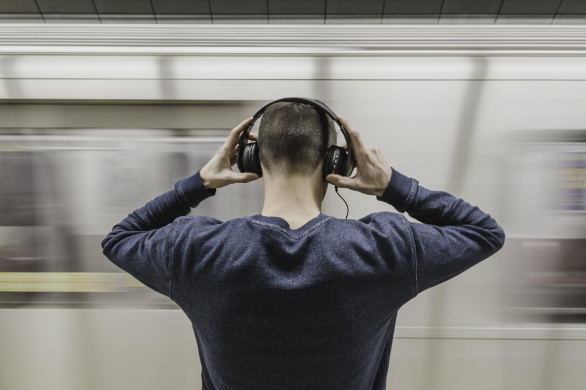 O que é áudio 8D e como ele aumenta a imersão do ouvinte?