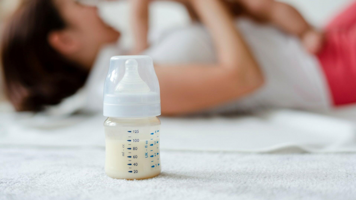 Como escolher mamadeira anti cólica para o bebê?