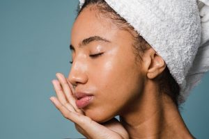 Sabonete de glicerina é bom para o rosto? Especialista explica os efeitos na pele.